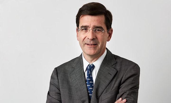 Bank- und KapitalmarktrechtLenz & Staehelin (im Bild Shelby R. du Pasquier) sind auf diesem Gebiet Experten und zählen zu den am häufigsten empfohlenen Anwaltsbüros. Sie regeln die einzelnen Bankgeschäfte, das Kreditgewerbe sowie die Emission und den Handel mit wandelbaren Anlageinstrumenten. Dazu gehören u.a. die Beratung bei Emission, Vertrieb und Kotierung strukturierter Produkte, die Erstellung von Bankverträgen oder die rechtliche Unterstützung bei Kapitalerhöhungen.