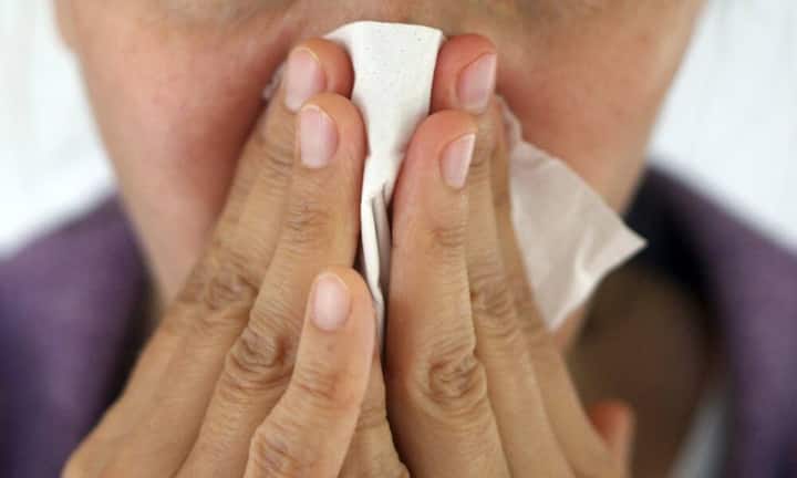 Whisky hilft gegen ErkältungBei einer Erkältung oder leichten Grippesollten Sie sich einen heissen Whisky mit Zitrone und Honig gönnen. «Es wird den Virus nicht von einem Tag auf den anderen verschwinden lassen, aber es kann die Symptome etwas bessern», sagt der Mediziner William Schaffner im Interview mit ABC News. Whisky entspannt die Blutgefässe und wirkt entzündungshemmend - wenn man wenig davon trinkt.