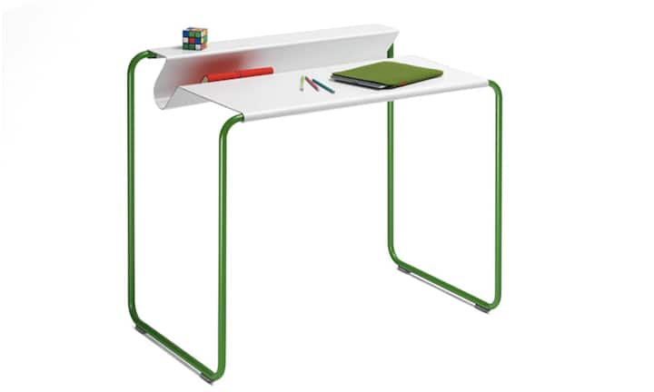 Der neue PS 07 von Müller Möbelfabrikation schafft durch einen einfachen gestalterischen Kniff Stauraum und eine erhöhte Ablagefläche. Das Fussgestell ist aus Metall und ist wahlweise in verschiedenen Farben oder verchromt erhältlich. Masse: 80,5 × 92,5 × 58 cm, 764 Euro, u.a. bei Mobitare;Müller Möbel