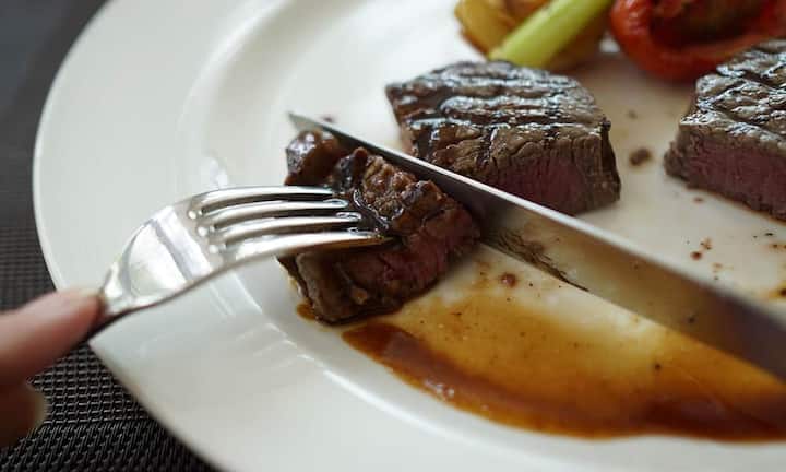 Schweizerinnen und Schweizer konsumieren durchschnittlich 780 Gramm Fleisch und Wurstwaren pro Woche. Empfohlen wären lediglich 240 Gramm.