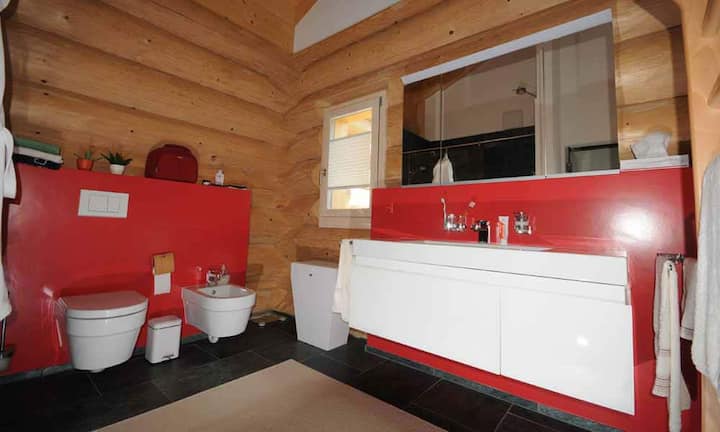 Für die Entspannung sorgt der Wellness-Bereich mit Sauna und grossem Whirlpool, einer separaten Dusche und einem kleinen Ruhebereich im obersten Geschoss.