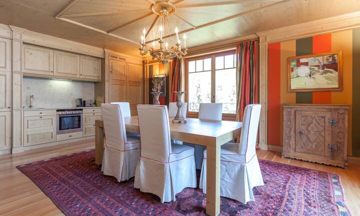 Die offene Küche ist mit dem Essbereich verbunden, wo auch grössere Runden Platz finden.