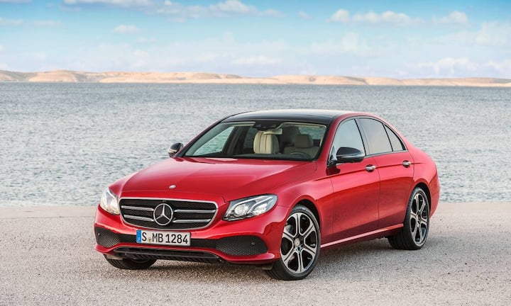 In Treue fest: Mercedes E-KlasseSie ist die Business-Limousine, Statussymbol und Familien-Express, kurz: Establishment mit vier Türen und Stufenheck. Die 5. Generation der E-Klasse ist 4,92 Meter lang und ab April verfügbar - zunächst als Benziner/Diesel mit vier oder sechs Zylindern (zwei bis drei Liter Hubraum, 184 bis 258 PS) und Neunstufen-Automat. Hightech inklusive teilautonomen Fahrens plus Komfort - es gibt alles, was gut und teuer ist. Preis: ab 57'945 Franken.