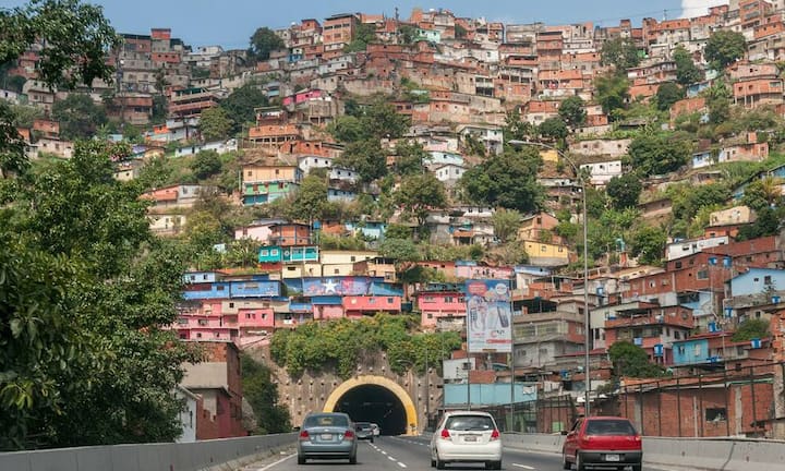 Rang 1: Caracas
Nach Venezuela zu reisen ist für Geschäftsleute nicht anzuraten. Horrende Hotel- und Verpflegungskosten treiben die Ausgaben auf 611 Dollar pro Tag. Pixabay