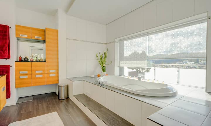 Insgesamt zählt das Objekt fünf Badezimmer, darunter ein Gästebadezimmer.