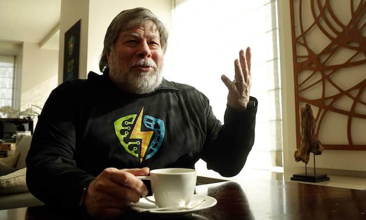 Steve Wozniak spielt Polo auf einem SegwayOffenbar ist Segway-Polo ein echter Sport und der Apple-Mitgründer ist der Namensgeber eines der grossen Weltturniere des Sports, dem Woz Challenge Cup. Das Spiel ist in vier Viertel eingeteilt und fünf Spieler in jedem Team versuchen, mit einem Gummiball an dem gegnerischen Torhüter vorbeizubekommen. «Segway-Polo ist die einzige Sache, für die ich meinen Terminkalender blockiere», erzählte Wozniak «Quartz».