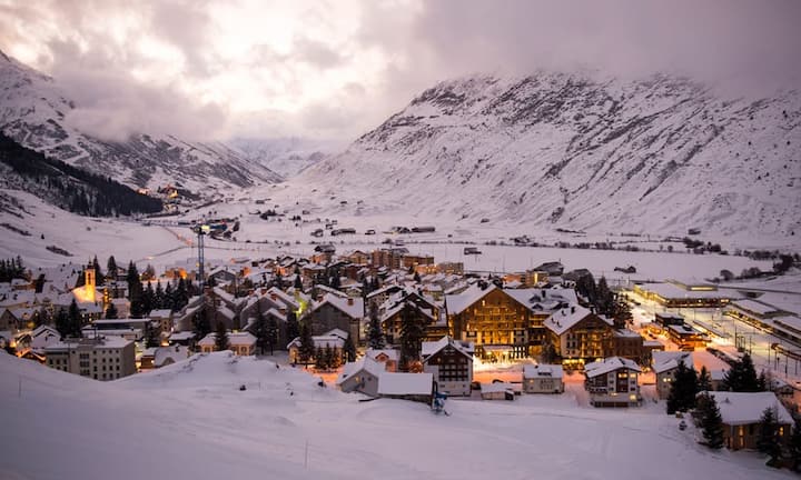 Andermatt: Für Sport-Maniacs, die von früh bis spät über die Pisten sausen. Der typische Gast ist unprätentios, mag guten Landwein zu Schnipo, geht früh zu Bett, um morgens als Erster am Lift zu sein. Dabei trägt er Faserpelz statt Kaschmir. Als Wagen benutzt man einen Subaru oder VW Golf. Entsprechend ist auch der Glamour/Promifaktor tief. Vorzeige-Berühmtheit ist Skilegende Bernhard Russi. Eventuell zieht Samih Sawirirs' Resort dereinst Promis an.