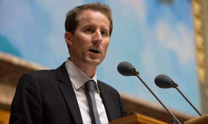 Der jüngste der elf Kandidaten ist Thomas Aeschi (ZG) mit 36 Jahren. Der Zuger Nationalrat gibt sich weltoffen, intellektuell und dynamisch. 2009 trat er der SVP bei und legte eine Blitzkarriere hin. Aeschi glaubt nicht, dass die EU die bilateralen Verträge kündigen wird, wenn die Schweiz die Personenfreizügigkeit einschränkt. Diese böten der EU zu viele Vorteile.