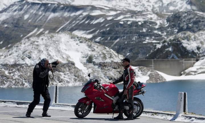 Dass die Schweiz bei Motorradfahrern in ganz Europa ein beliebtes Ausflugsziel ist, verdankt sie aber sicher auch den Kantonen Bern, Waadt und Wallis. Dort warten nämlich jeweils mindestens 10 Passstrassen auf sie. Der «kantonsreichste» Pass befindet sich in der Ostschweiz: Hier führt der Stoos die Töff- Fans durch beide Appenzell und St. Gallen.