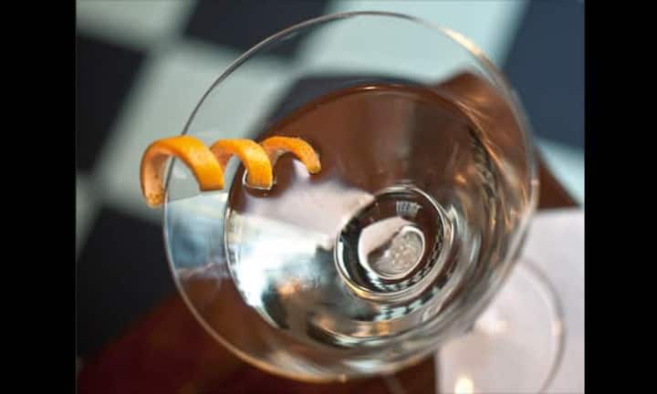 Gin trendig: Gin besteht aus verschiedenen Ingredienzen, die man mit unterschiedlichen Zutaten hervorheben kann.