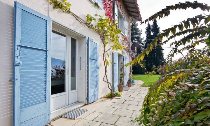 Die Liegenschaft ist über eine Privatstrasse erreichbar und liegt oberhalb von Montreux in der Nähe vom Bahnhof Fontanivent. Preis: 2'200'000 Franken Quelle und Bilder: Engel & Völkers