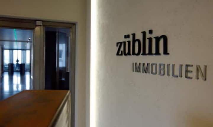 Eingestiegen ist Vekselberg in der Schweiz mit ersten Käufen im Jahr 2004, etwa beim Immobilienkonzern Züblin. Hier hat der Milliardär geschickt gedealt: Im Juni hat die Übernahmekommission Vekselberg erlaubt, den Anteil auf über 33 Prozent zu erhöhen, ohne zu einem öffentlichen Kaufangebot an die übrigen Aktionäre verpflichtet zu sein. Damit kann der Milliardär das Unternehmen in Ruhe sanieren, ohne komplett übernehmen zu müssen.