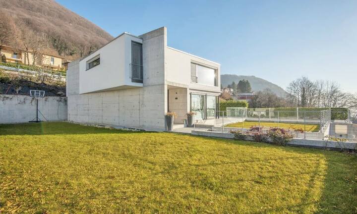 Die Wohnfläche beträgt rund 260 m², im Haus finden sich 3 Schlafzimmer, sowie Badezimmer und ein grosser Garten inklusive Pool.