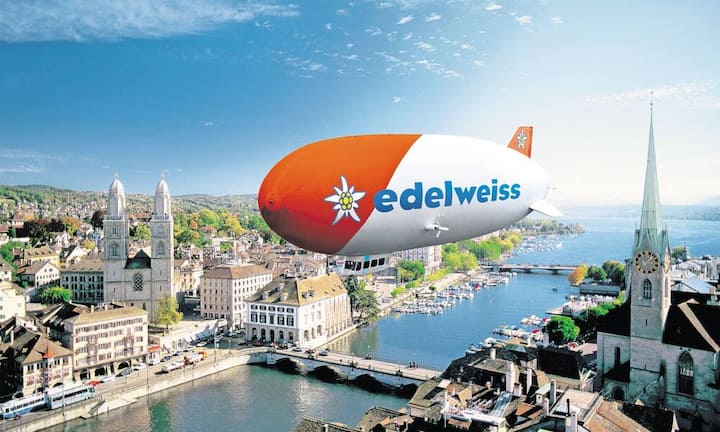 Edelweiss Air: Premiere
Die Schweizer Ferienfluggesellschaft feiert ihren 20igsten Geburtstag mit einem deutschen Zeppelin NT, dem weltweit grössten flugtüchtigen Luftschiff. Von Mai bis August 2015 wird es als Premiere ab sechs Standorten in der Deutschschweiz für die Bevölkerung fliegen. Die buchbaren Rundflüge dauern 30 bis 45 Minuten und kosten zwischen 149 und 199 Franken pro Person.Zeppelin-NT-Rundflüge in der Deutschschweiz, ab 149 Franken pro Person