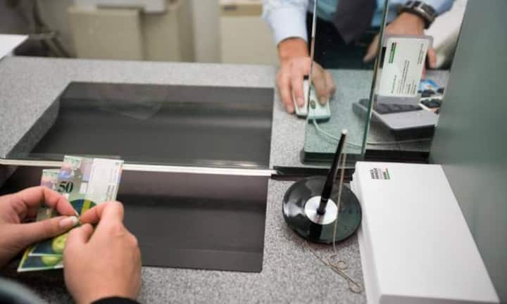 Besser wenig als nichts: Den gesamten Betrag auf einmal einzuzahlen, ist für viele Sparer kein realistisches Ziel. Richten Sie einen Dauerauftrag bei Ihrer Bank ein. Es ist besser, einen Teilbetrag zu überweisen als gar nichts.