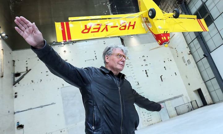 Platz 2: Roman SignerEinen Platz nach unten ging es für den Meister poetischer Sprengkunst. Sein Erfolg wurde durch wichtige Museumsausstellungen in der Barbican Art Gallery in London und im Dundee Contemporary Arts Centre in Schottland gefestigt. Preisspanne: 3000 - 250'000 Franken