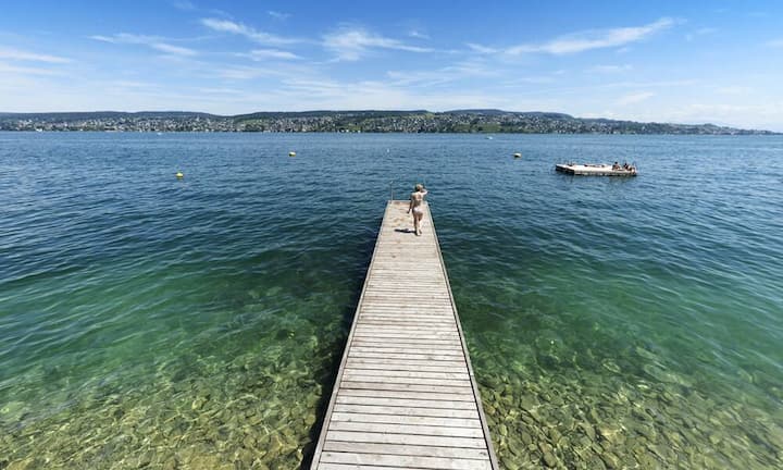 Der Zürichsee bietet Badevergnügen mitten in der Stadt. Darüber hinaus ist die Landschaft am Zürichsee nicht nur eine der begehrtesten Wohnregionen der Welt, sondern auch ein Wanderland, das viel Genuss und überraschende Kontraste bietet.Keystone