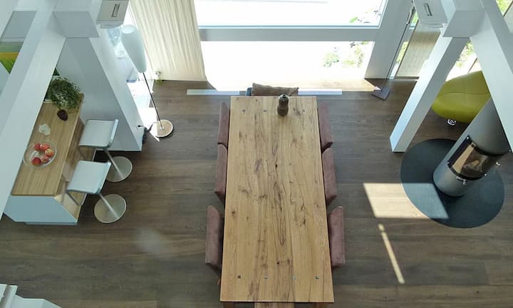 ...in den Wohn- und Essbereich. Die Badezimmer sind mit dem heimischen Valserquarzit ausgestattet und eines verfügt...