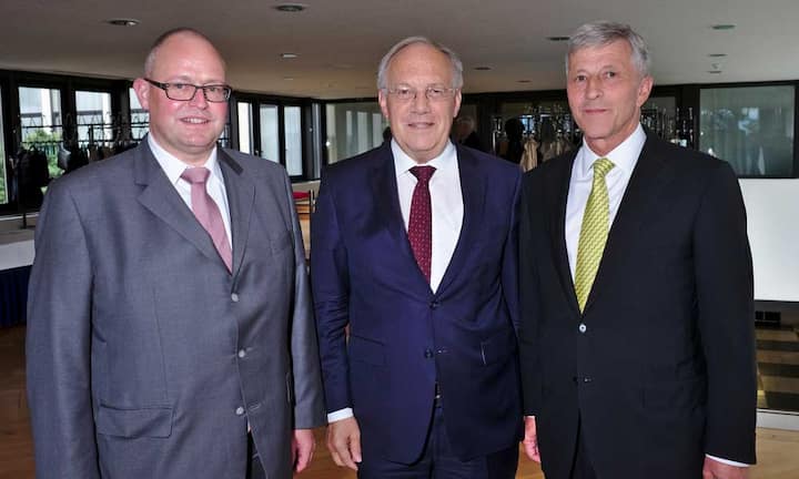 Heinz Kunz, Mitglied Generaldirektion, ZKB;
Bundesrat Johann-Niklaus Schneider-Ammann;
Rolf Dörig, Präsident, Zürcher Volkswirtschaftliche Gesellschaft
Bilder: Markus Senn