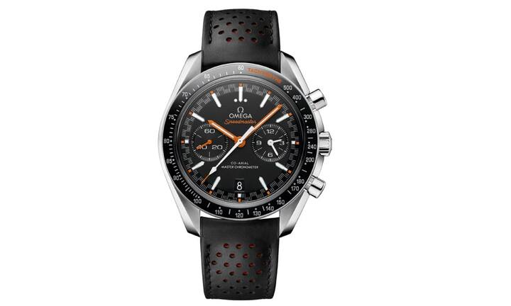 2017 - RacingDas aktuelle Modell Racing im grossen 44-Millimeter-Gehäuse erinnert  an die Anfänge der Speedmaster, die ursprünglich als Uhr für Automobilisten gedacht war. Sie besitzt das neue Master-Chronometer-Zertifikat, ist also antimagnetisch bis 15 000 Gauss und  hat auch das moderne Co-Axial-Werk.