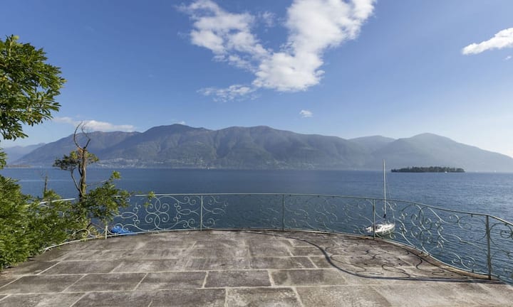 Von der 150m² grossen Terrasse hat man einen Rundumblick…