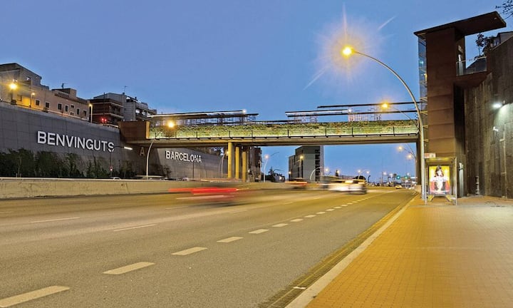 Sarajevo Bridge von BCQ Arquitectura Barcelona, in Arbeit (Barcelona, Spanien)Das von BCQ Arquitectura Barcelona geplante, bepflanzte Design bringt Heatherwicks Entwurf auf ein neues Level. Die bestehende Sarajevo Bridge soll mit lumineszierenden Steinen, die Gehsteige ohne Elektrizität ausleuchten, und Beton, der Schadstoffe in unbedenkliche Substanzen umwandelt, aufgewertet werden. BCQ