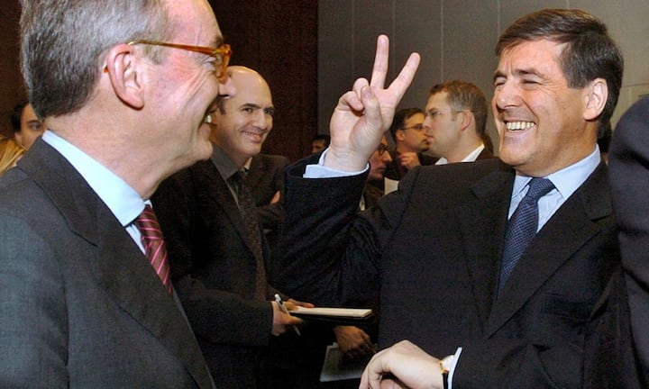 Als Chef der grössten Bank Deutschlands machte sich Ackermann jedoch nicht nur Freunde. So empfanden viele etwa sein Victory-Zeichen zu Beginn des Mannesmann-Prozesses 2004 als Zeichen der Arroganz. Das zeigte sich auch ...