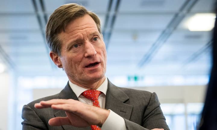 CS-Chef Brady Dougan hat 2014 trotz teilweisem Verzicht annähernd gleich viel verdient wie im Vorjahr. Insgesamt erhielt er 9,7 Millionen Franken, nach 9,8 Millionen im Vorjahr.