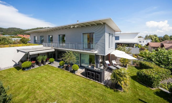 Auf einem Grundstück von ca 900 m² findet sich eine Gartenanlage auf zwei Ebenen mit diversen Sitzgelegenheiten...