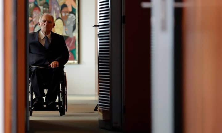 Mit dem deutschen Finanzminister Wolfgang Schäuble ist Juncker in stabiler Kollegialität verbunden – denn Schäuble bleibt ein leidenschaftlicher Europäer.Doch der immerzu umarmende Juncker kann auch anders, vor allem wenn er auf Nationalisten trifft …