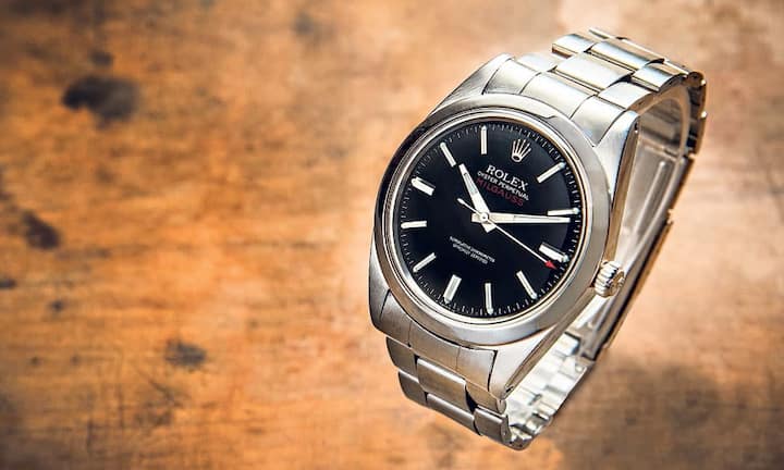 Rolex 1968: Oyster Perpetual Milgauss (Ref. 1019)
Seltene Herrenarmbanduhr der zweiten Baureihe der Milgauss-Kollektion in Edelstahl mit vergoldetem Weicheisendekel als Magnetschutz. Speziell für die Präsenz in Räumen mit hohen elektromagnetischen Feldern entwickelt. Durchmesser: 37 Millimeter. Automatikwerk (Kaliber 1580). Seltenes, mattschwarzes Zifferblatt. Zentralsekunde mit rotem Pfeilspitz. Preis: 42 000 Franken