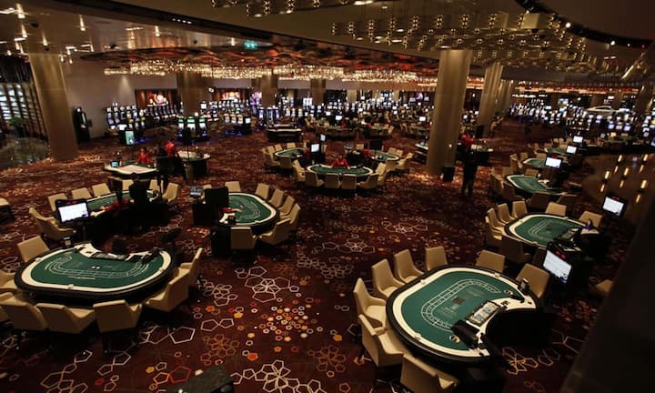 City of Dreams Casino (Macau, China): Das zweitgrösste Casino der Welt dehnt sich auf über 39'000 m2 aus und umfasst 520 Tisch-Glücksspiele sowie 1'350 Spielautomaten. Das Casino bietet seinen Besuchern zwei unterschiedliche Spielflächen, drei Hotelbereiche, eine einmalige Multimediashow namens «Dragon’s Treasure» sowie die «House of Dancing Water Show» an. (Bild: Keystone)