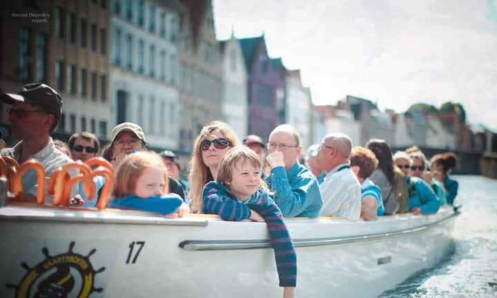 Platz 11: Belgien Die durchschnittliche Lebenserwartung liegt in Belgien bei etwa 81,1 Jahren und verfehlt somit nur knapp die Top 20 der Welt. Das Land hat ein universelles Gesundheitssystem, welches zwingend eine Gesundheitsversicherung für alle Bürger vorsieht.