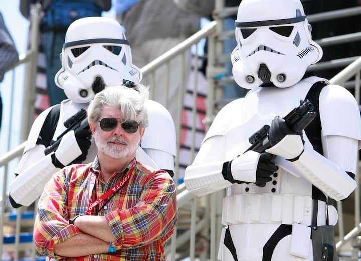 Platz 1: George Lucas
5,4 Milliarden Dollar
Auswahl Filme: Star Wars, Indiana Jones
George Lucas Vermögen beruht vor allem auf dem Erfolg der Star Wars Filme, die vor allem auch durch das Merchandising als bislang erfolgreichstes Filmprojekt gelten. 2012 wurde Lucas Film für vier Milliarden von Disney übernommen. Keystone