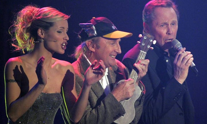 Die Moderatorin Michelle Hunziker, der Komiker Otto Waalkes und Sänger Peter Kraus,  singen bei Verleihung des deutschen Musikpreises «Echo» in Berlin am 12. März 2006.