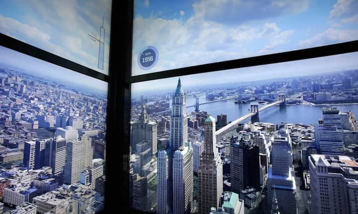 Während der Fahrt sehen Gäste im Zeitraffer auf LED-Bildschirmen die Entwicklung der Stadt von den Sümpfen des 16. Jahrhunderts bis heute.