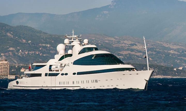 Platz 8: Yas — 141 Meter (Bild) Auch die 2011 gebaute Jacht Yas mit einer beeindruckenden Geschwindigkeit von 26 Knoten hat einen unbekannten Besitzer. Anders als die El Horriya mit 146 Meter auf Platz 7. Der Dampfer wurde 1865 für einen osmanischen Staatsmann gebaut. Für 119 Jahre stand die El Horriya an der Spitze der grössten Schiffe, bis sie von der Prince Abdulaziz abgelöst wurde. Julien Hubert via Yacht Harbour