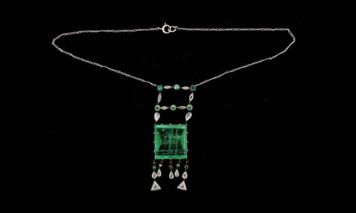 15'300 Dollar – Halskette: Ein grosser und 16 kleine Smaragde sowie 15 verschiedenförmige Diamanten verzieren diesen Halsschmuck aus dem frühen 20. Jahrhundert.