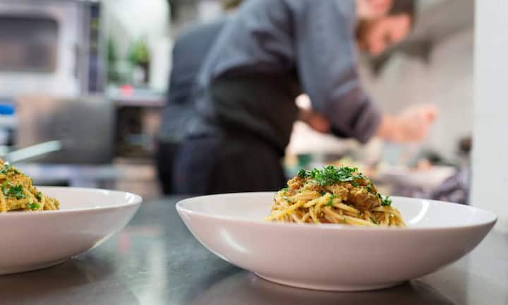Auswärtige VerpflegungDer Pauschalabzug für jede auswärtige Hauptmahlzeit beträgt 15 Franken. Wenn der Arbeitgeber die Mahlzeit verbilligt, ist nur der halbe Abzug, also 7.50 Franken, zulässig. Bei geringer Entfernung zwischen Wohn- und Arbeitsort akzeptiert der Fiskus den Abzug jedoch nicht. Die mögliche Mittagspause zu Hause (abzüglich des Hin- und Rückweges vom Arbeits- zum Wohnort) darf eine halbe Stunde nicht übersteigen, damit der Abzug geltend gemacht werden kann.