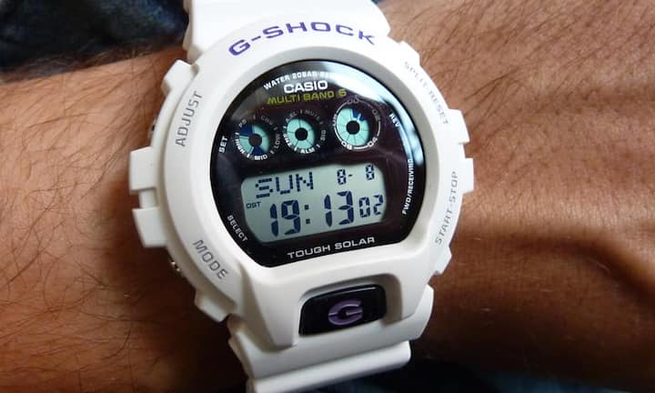 Hedgefund-Manager Phil Falcone trägt eine Casio G-Shock. Daneben am Handgelenk sind Freundschaftsbändchen seiner Töchter – Zwillinge – geknotet. Magnus D/flickr/CC