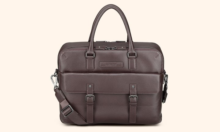 Organisationstalent: Navyboot Diese Tasche aus Leder ist geräumig. 5 Beuteltaschen, ein abnehmbarer Schlüsselring, 4 Kreditkartenfächer und eine herausnehmbare, gepolsterte Laptophülle sind vorhanden. Bei Globus erhältlich. Preis: 499 Franken .