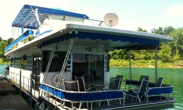 Ebenfalls günstig ist das Hausboot am Bull Shoals See in Arkansas, USA. Es bietet Platz für 12 Personen, die Gesamtkosten betragen 170 Dollar pro Nacht.