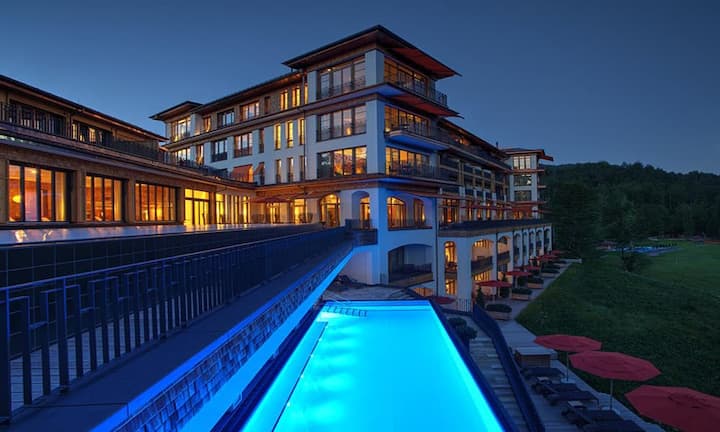 Platz 1: Schloss Elmau, Oberbayern.Schloss Elmau ist am Gipfel angekommen: Hier trifft man nicht nur auf neue Sichtweisen zeitgemässer Hotellerie, sondern auch auf eine kosmopolitische Angebotsvielfalt und ein hochkarätiges, fast täglich stattfindendes Konzert- und Kulturprogramm.Die vollständigen Listen des BILANZ-Hotel-Ratings 2015 finden Sie hierBilder: PR