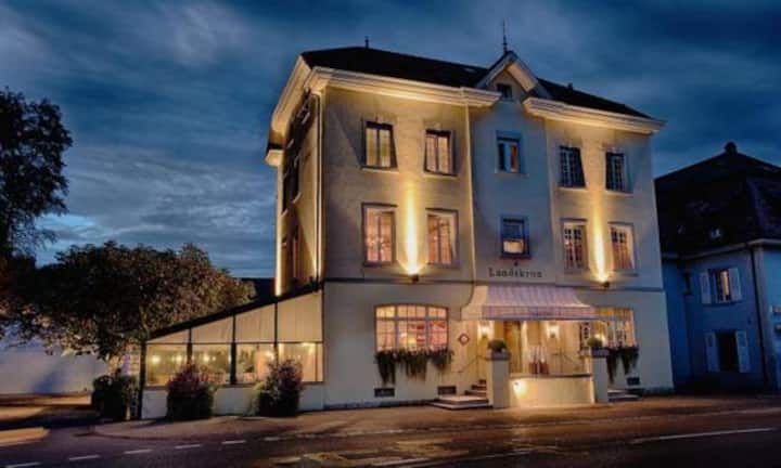 ...das Martin in Flüh (SO). Auch ausserhalb der Deutschweiz isst man aber gut: In der französischsprachigen Schweiz sind neu das La Table im Hôtel Le Sapin in Charmey (FR), das Les Alpes in Orsières (VS) und das Damien Germanier in Sion (VS) ausgezeichnet worden. Und im Tessin das Tentazioni in Cavigliano.