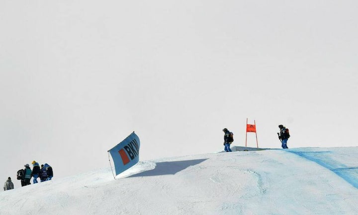 Die Abfahrt der Herren muss am Samstag wegen Nebels verschoben werden. Die gefürchtete Malojaschlange hat zugeschlagen.