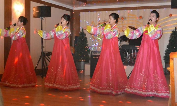 Eine Reise durch Nordkorea zeigt viele unterschiedliche Eindrücke: Hier singen Karaoke-Sängerinnen ein Lied.