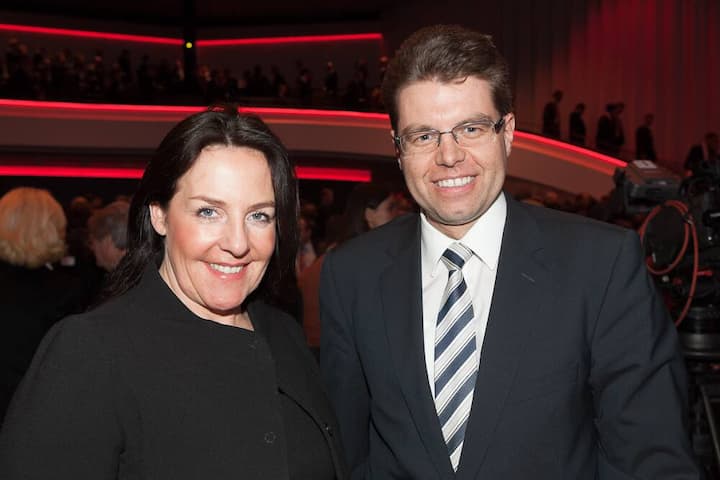 Petra Jenner, Country Manager Microsoft Schweiz; Andreas Rickenbacher, Regierungspräsident, Volkswirtschaftsdirektor des Kantons Bern
