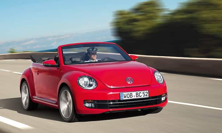 Wenn es einen Volkswagen unter den Stoffdachautos gibt, dann ist es das Käfer-Cabrio. Die nunmehr dritte Auflage kommt gerade auf den Markt und ist zugleich die beste: Sie ruht auf der ausgereiften Golf-VI-Plattform, fährt also mit Frontantrieb, ist kraftvoll motorisiert und dabei effizient. Angeboten werden fünf Benzin- und Dieselmotoren mit 105 bis 200 PS. V max? Mindestens 178 km/h. Beetle-Fahrer lachen öfter als andere; der Spass beginnt bei 25'000 Franken. (Bilder: PR)