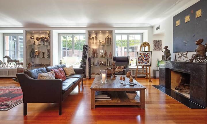 Die 13 Zimmer sind auf einer Wohnfläche von ca. 490 Quadratmetern durchdacht arrangiert...