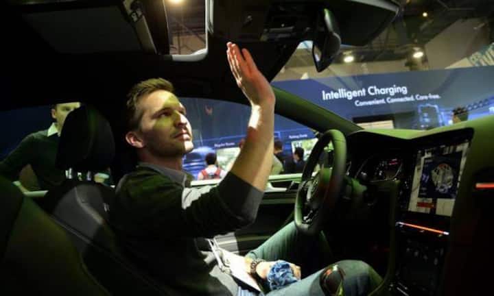 Schlaue Autos
Im VW Golf e-car demonstriert der deutsche Autobauer die Gestensteuerung. So kann mit einer einfachen Handbewegung das Dach geöffnet werden.